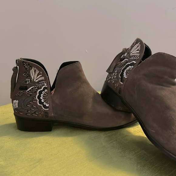 Kenneth Cole Reaction Shoes - Light Brownish gray short ankle boots Kenneth Cole!